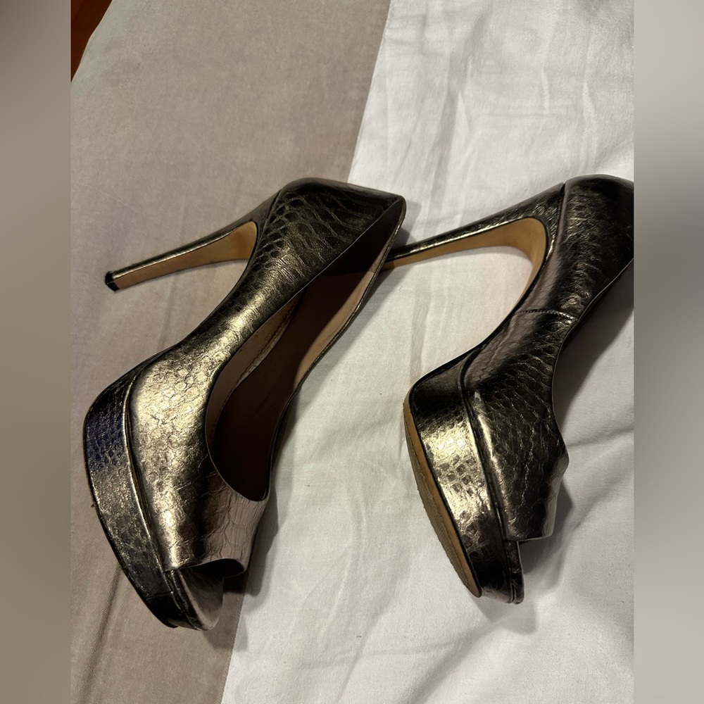 VINCE CAMUTO PLATFORM PETWER OPEN TOE /  4 INCH HEELS.